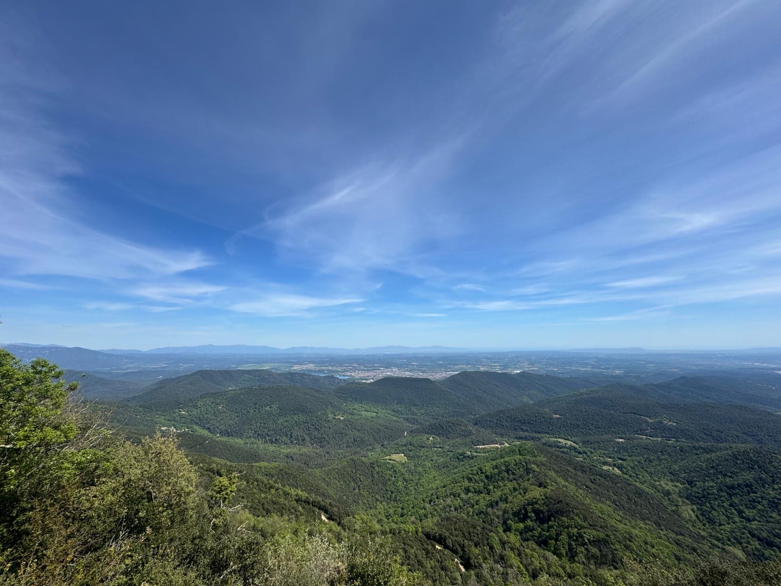 Blick über die katalanische Hügellandschaft bei Girona