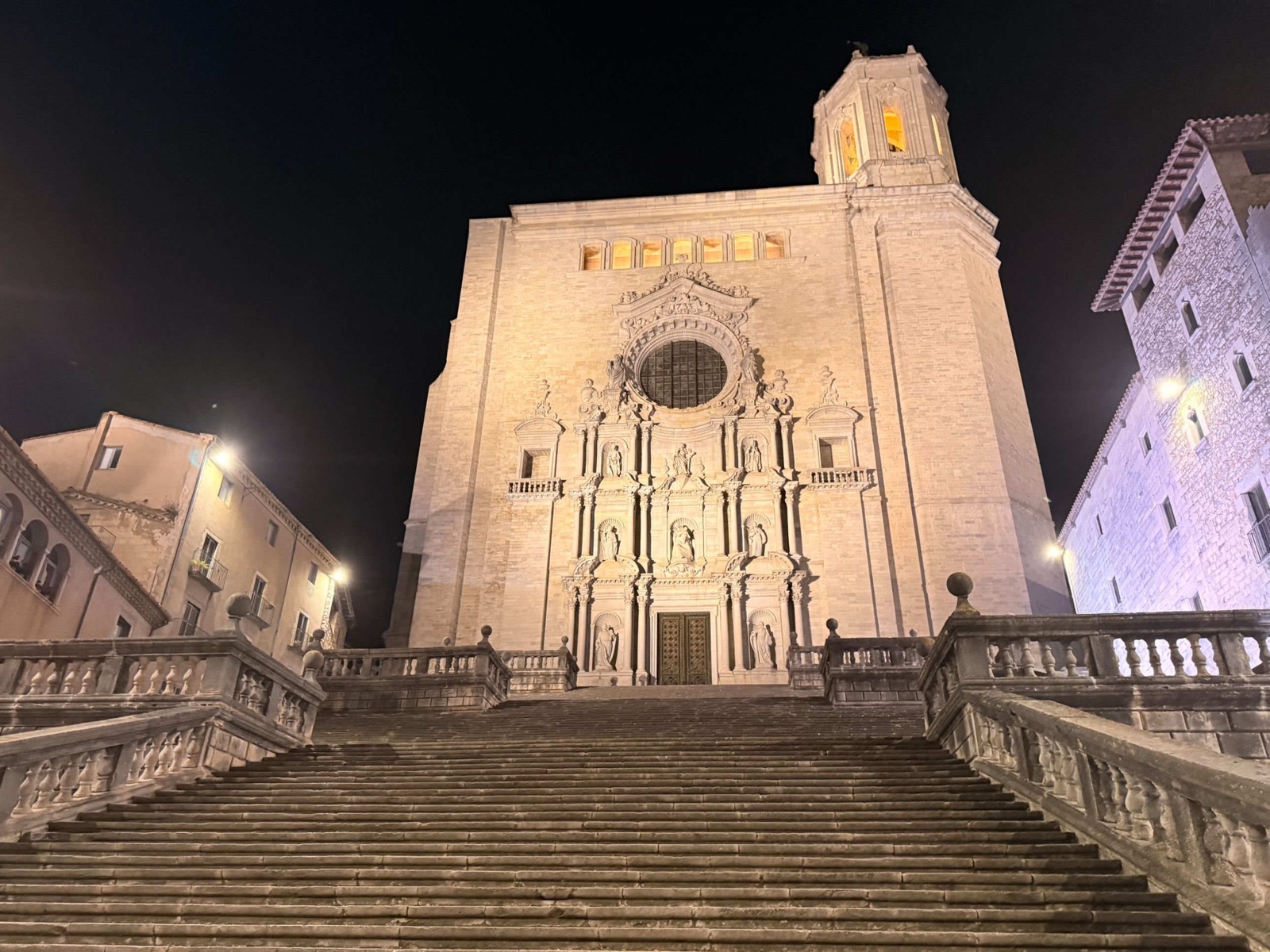 Kathedrale von Girona bei Nacht mit der berühmten Treppe